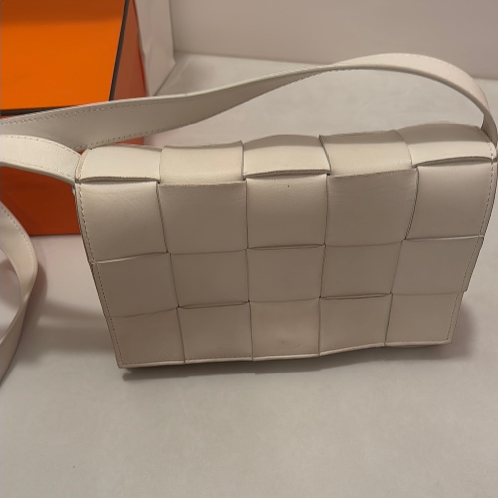 Bottega Veneta White Crossbody Bag with Sleek Design